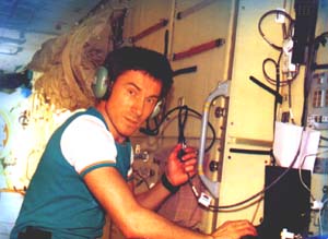 Сергей Крикалев на борту МКС за любительской радиостанцией